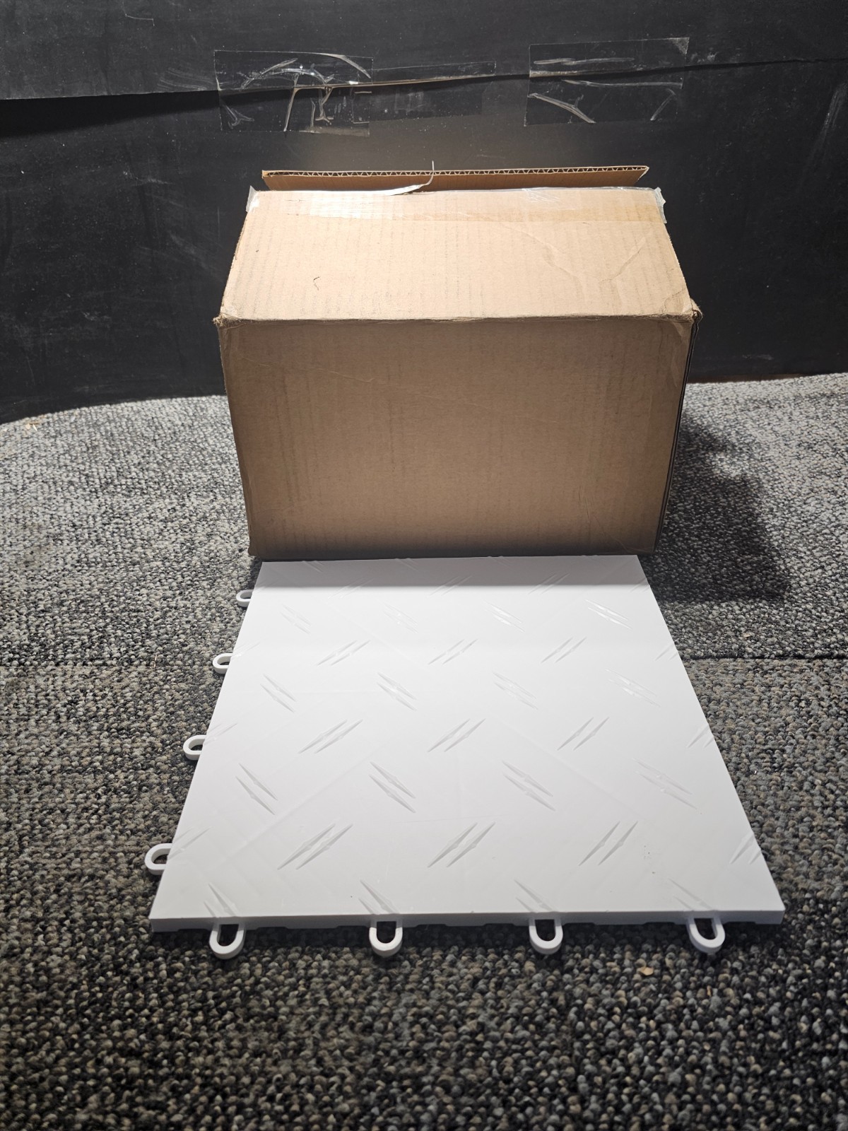 MotoFloor MF12OREO 12″ x 12″ Modular Garage Flooring Completer Black and White