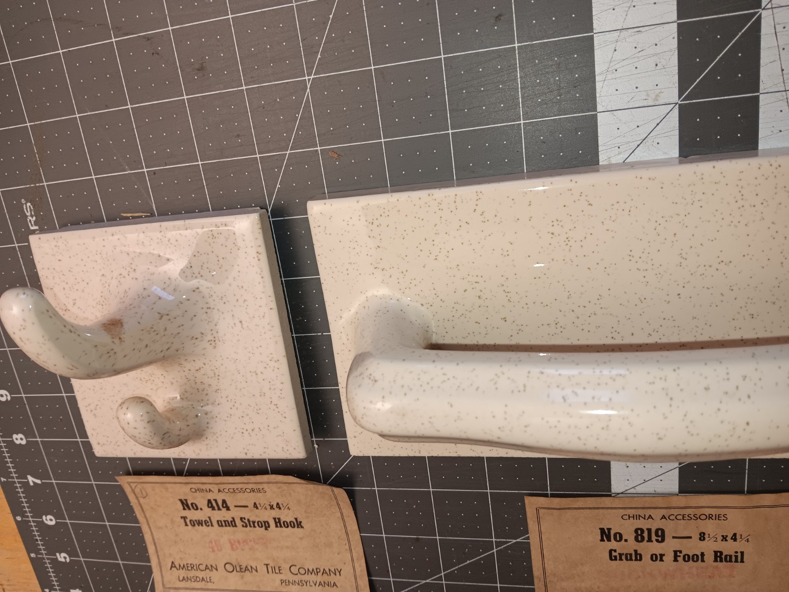 AMERICAN OLEAN 1960’s Tile In Grab Toothbrush Hook Buckwheat 46 / ASK ABOUT MORE