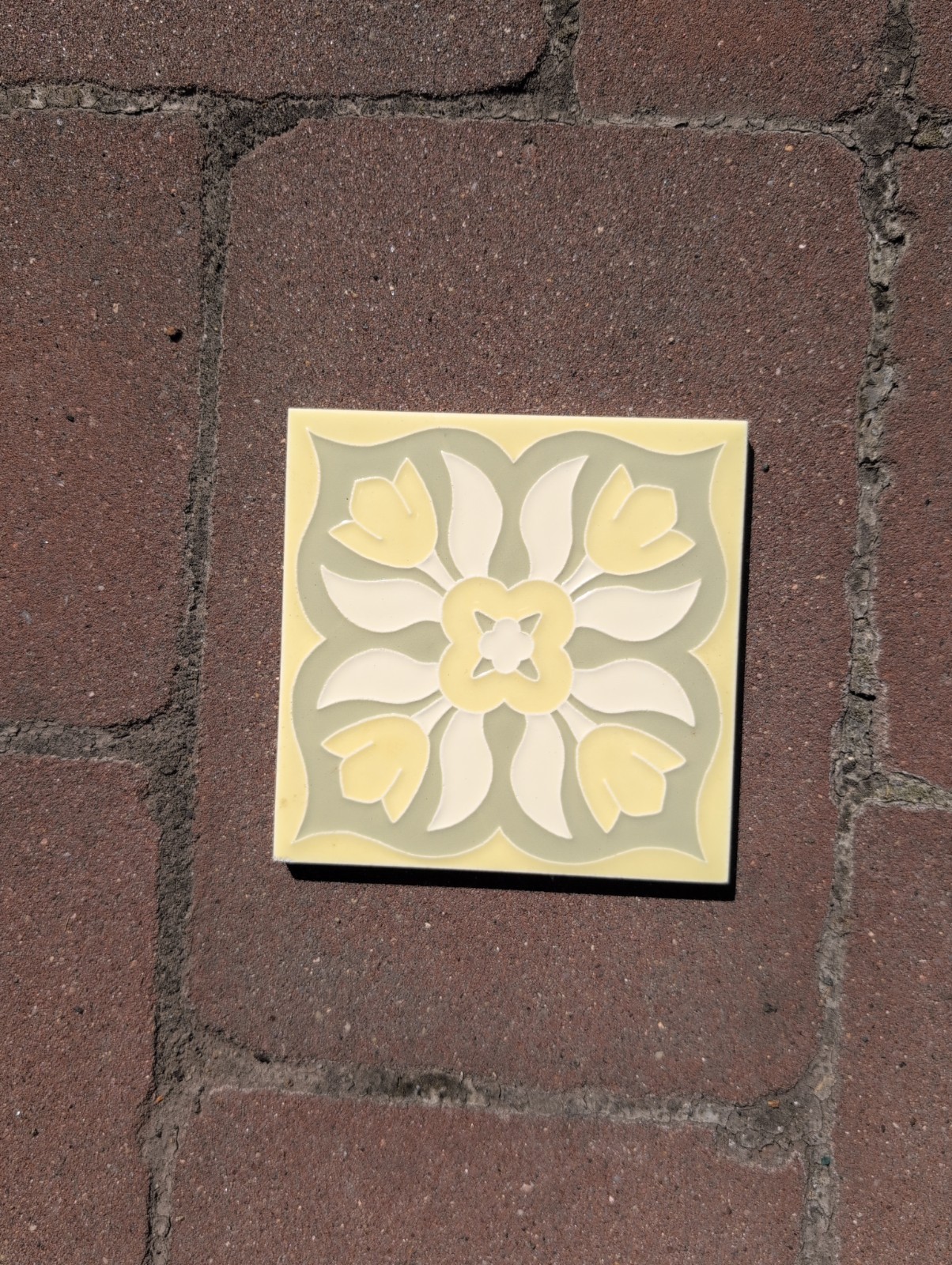 2 pcs American Encaustic Ceramic Tile 4-1/4″ Decorative Inserts H52 C318 Yellow