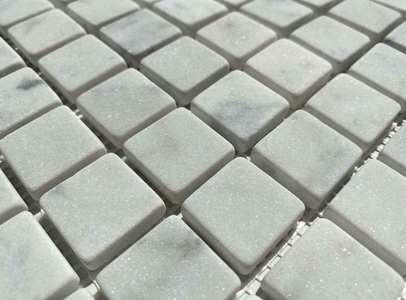 C24XT Tumbled Carrara White Marble 1″x1″ Square Mosaic Tile Venato Bianco