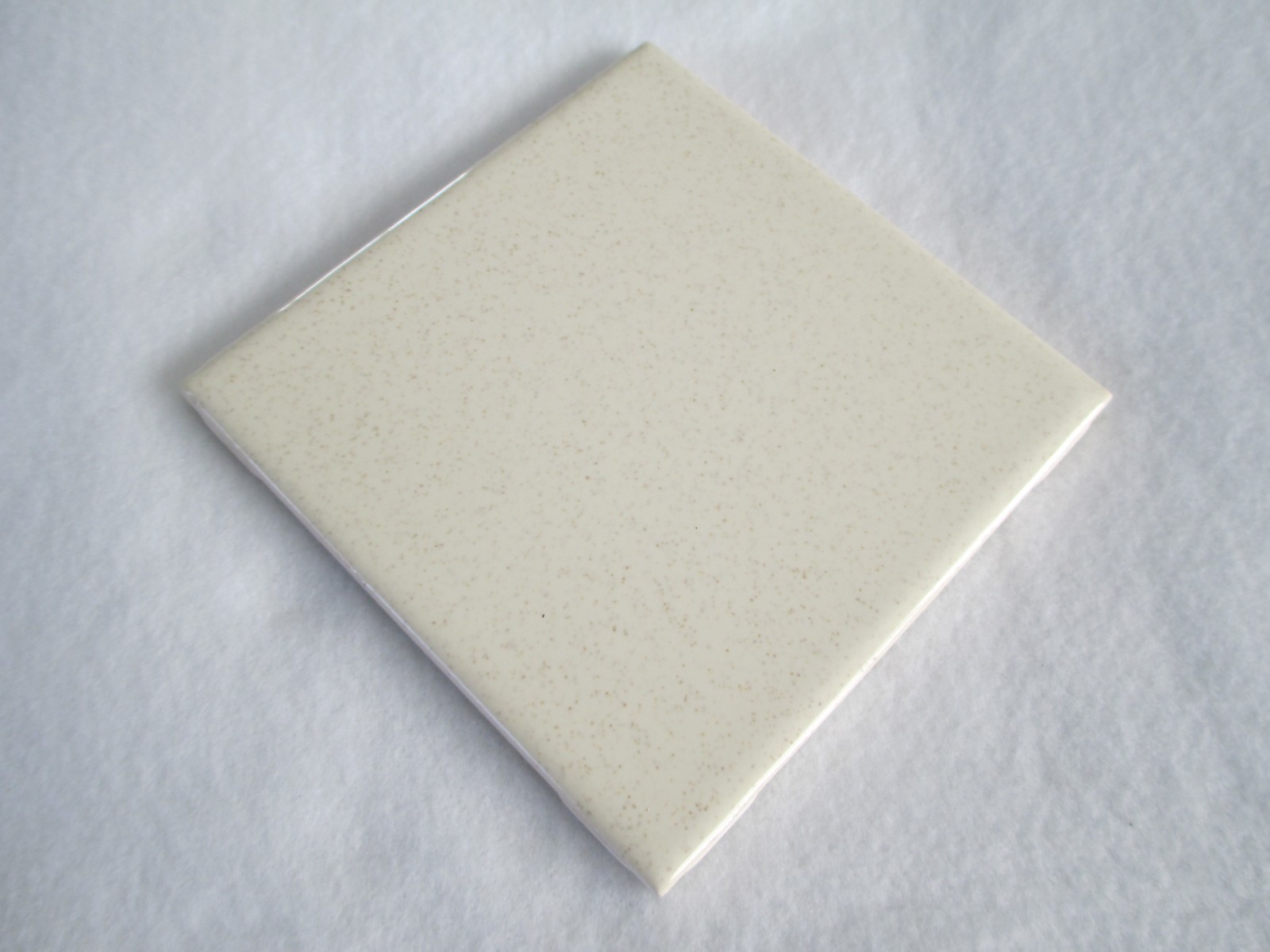 VINTAGE MID CENTURY CREAM & GREY SPECK CERAMIC WALL TILE SQUARE 4 1/4″ X 4 1/4″