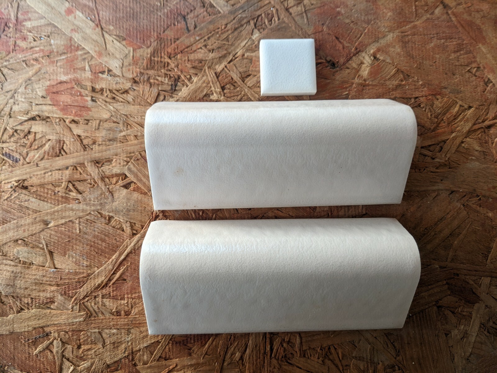2 pcs American Olean Vintage 379 Crystalline Shell V cap A8262 Tiles 2″ X 6″ USA