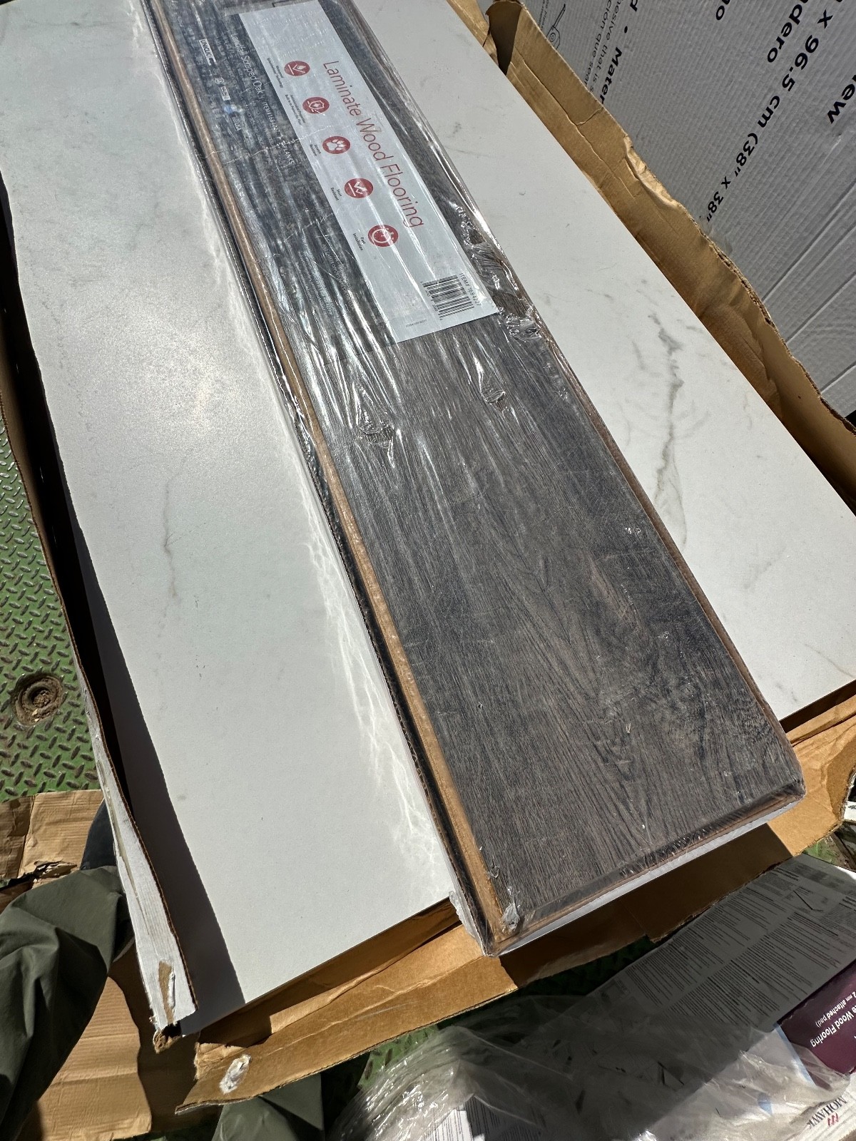 70 cs pallet Landfall Scraped Oak Mohawk Laminate Flooring, 18.14 Sf cs