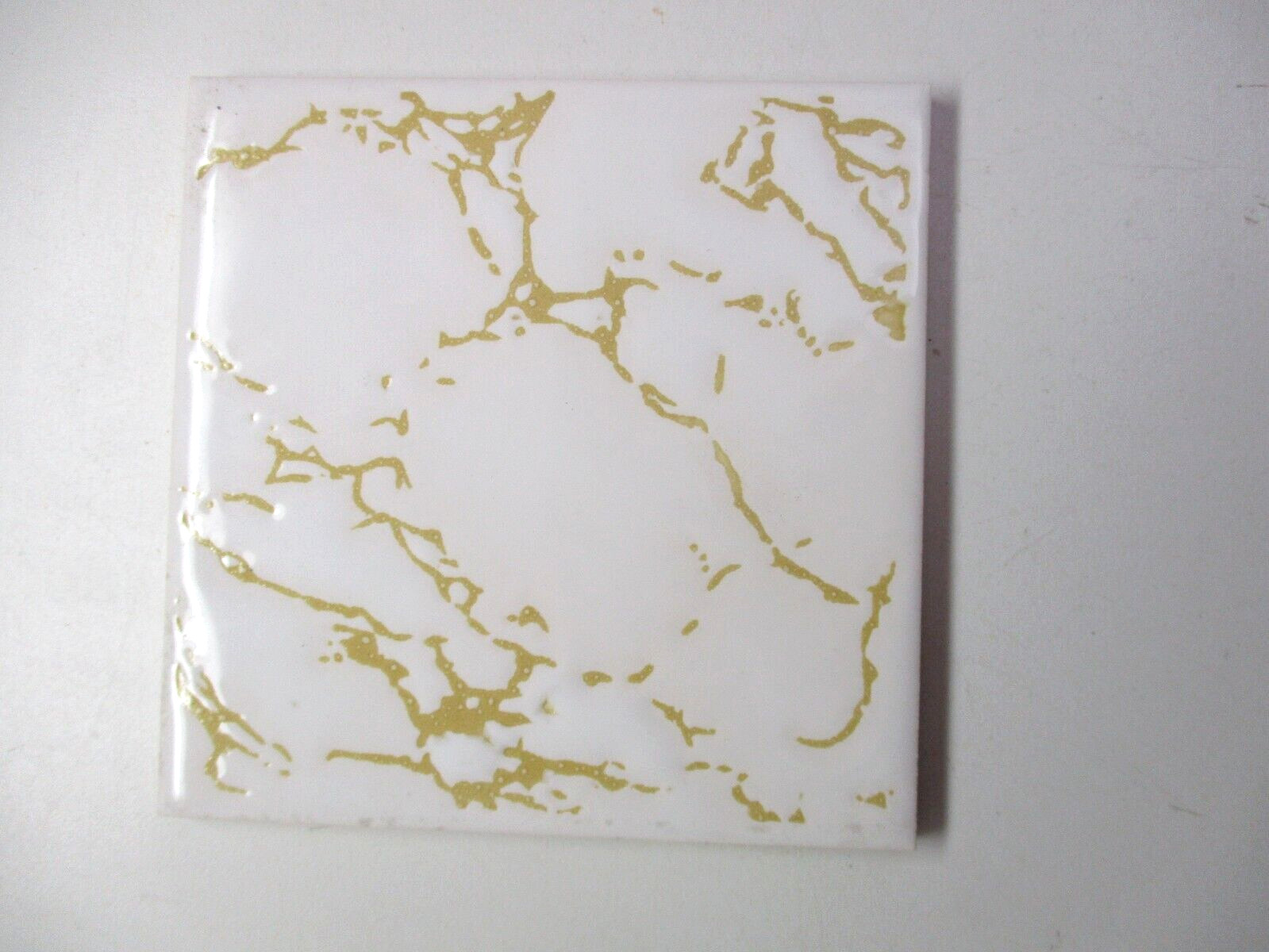 1 Wall Tile Johnson England 4-1/4″ Gloss Mustard Yellow Veins Off White Ceramic