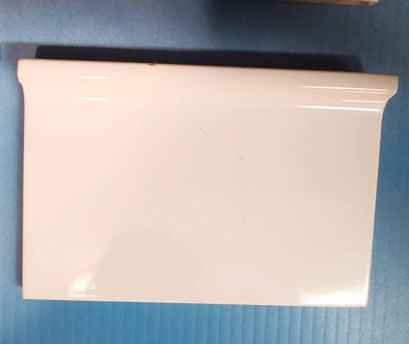 Vtg 4×6 Gloss White Radius Sanitary Cove Base Ceramic Tile DK #A-1663 *4 Pc. NOS