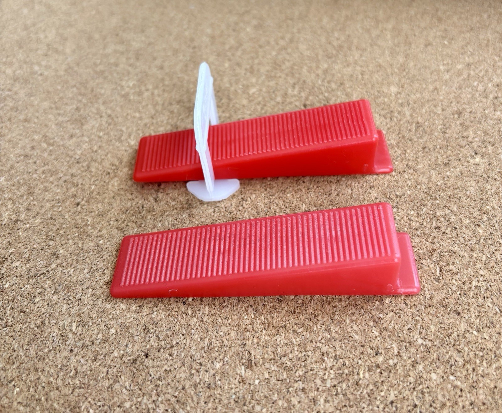 500 Piece Reusable Wedges for 1/8″,1/16″ and 1/32″ Spacers,tile leveling system