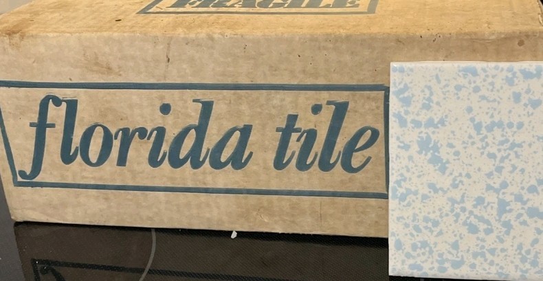 1 Wall Tile Florida USA FT 4-3/8″ Ceramic Mottled Sky Blue on Off White Vtg MCM