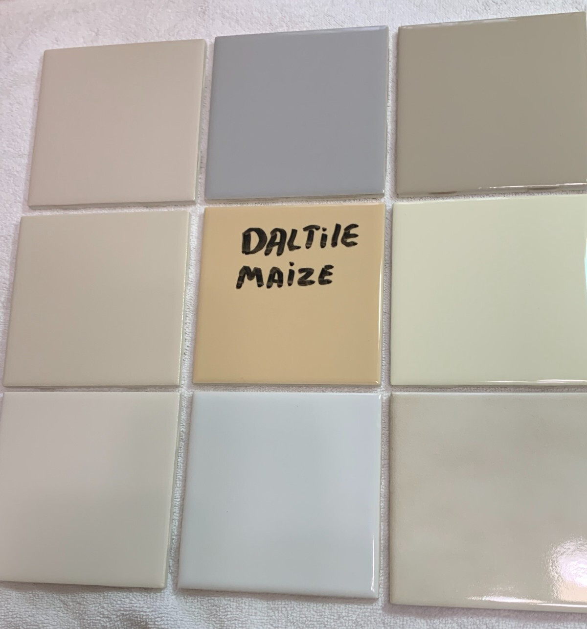 New AO AMERICAN OLEAN 4 1/4″ X 4 1/4″ BRIGHT MAIZE #0024 GLOSS * 12 * pcs