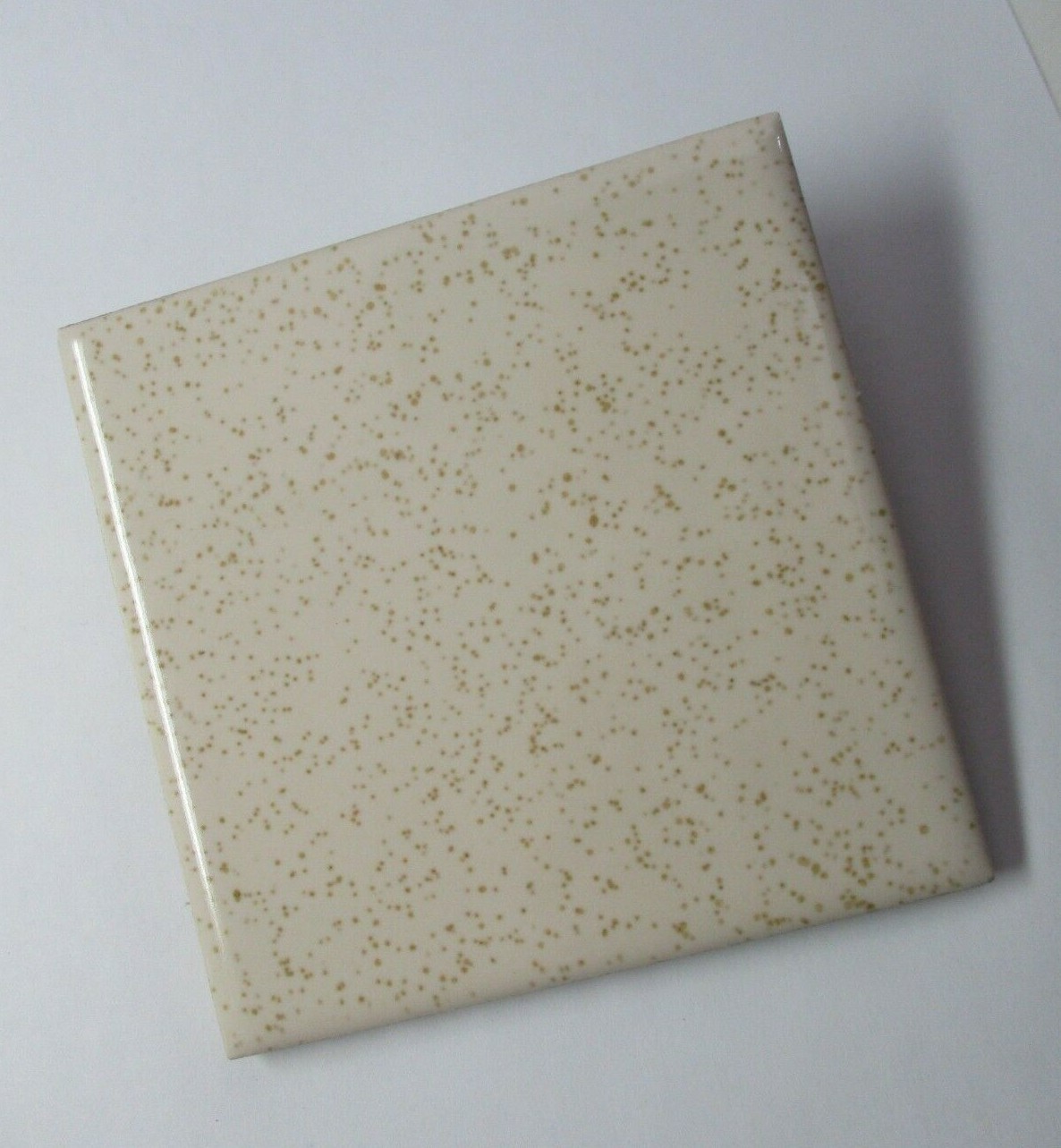 1 Wall Tile Wheeling USA 4-3/8″ Sq 1960 Gloss Brown Oatmeal on Beige Ceramic Vtg