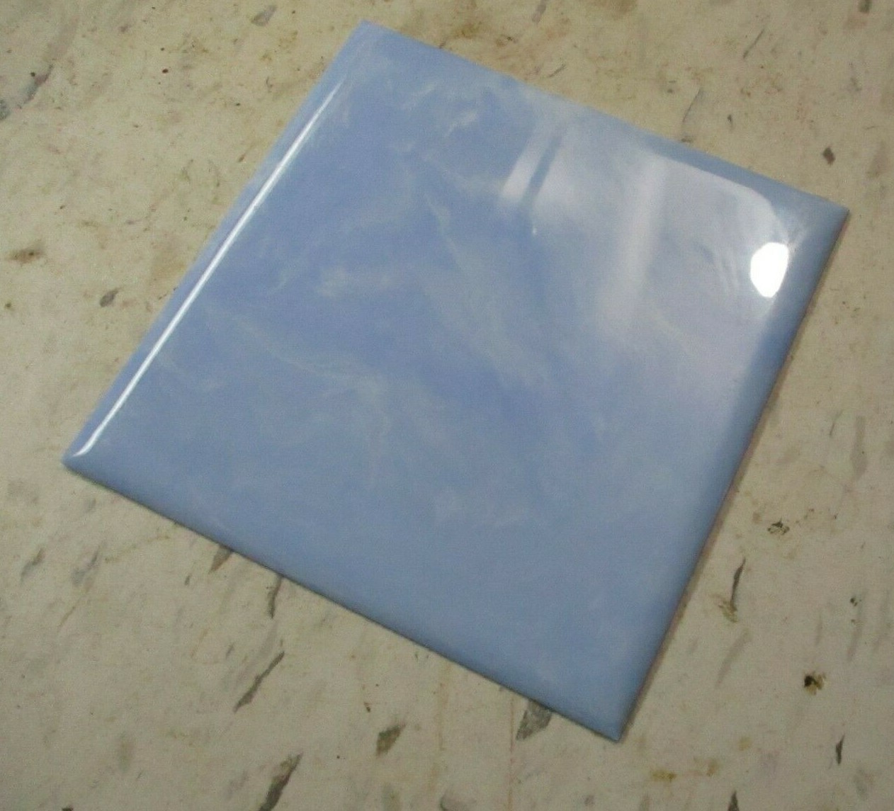 1 Plastic Wall Tile Pittsburgh USA Pale Sky Blue Marbled 4-1/4″ Polystyrene Vtg