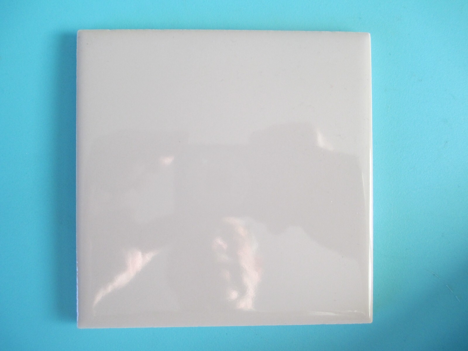 VINTAGE LIGHT TAN GLOSS CERAMIC SQUARE WALL TILE 4 1/4″ X 4 1/4″