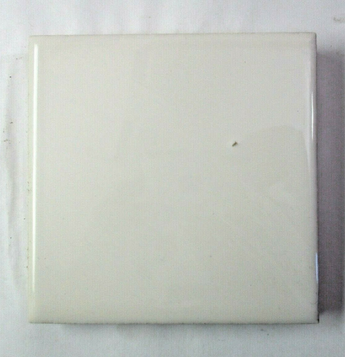 1 Tile Wheeling USA 4-3/8″ Made Imperfect Gloss Off White Ceramic Wall Field Vtg