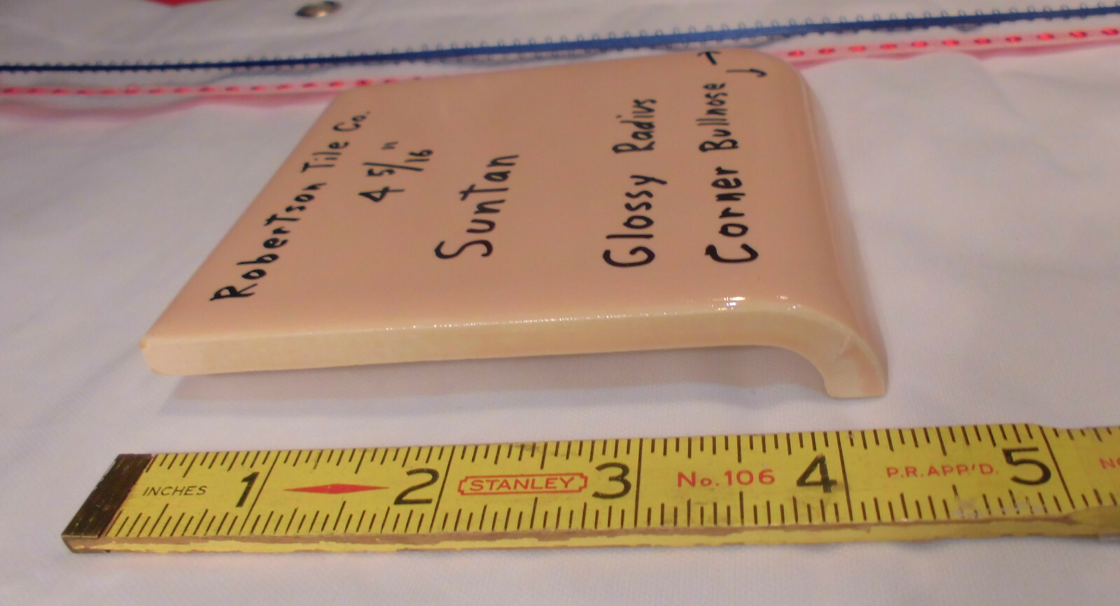 1 pc. Corner Bullnose; Suntan Glossy Ceramic Tile by Robertson 4-5/16″ Mudd Cap
