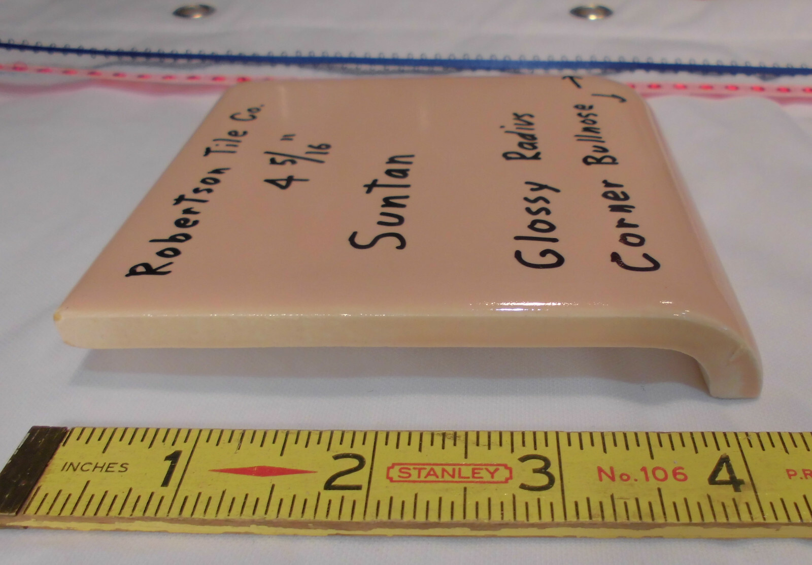 1 pc. Corner Bullnose; Suntan Glossy Ceramic Tile by Robertson 4-5/16″ Mudd Cap