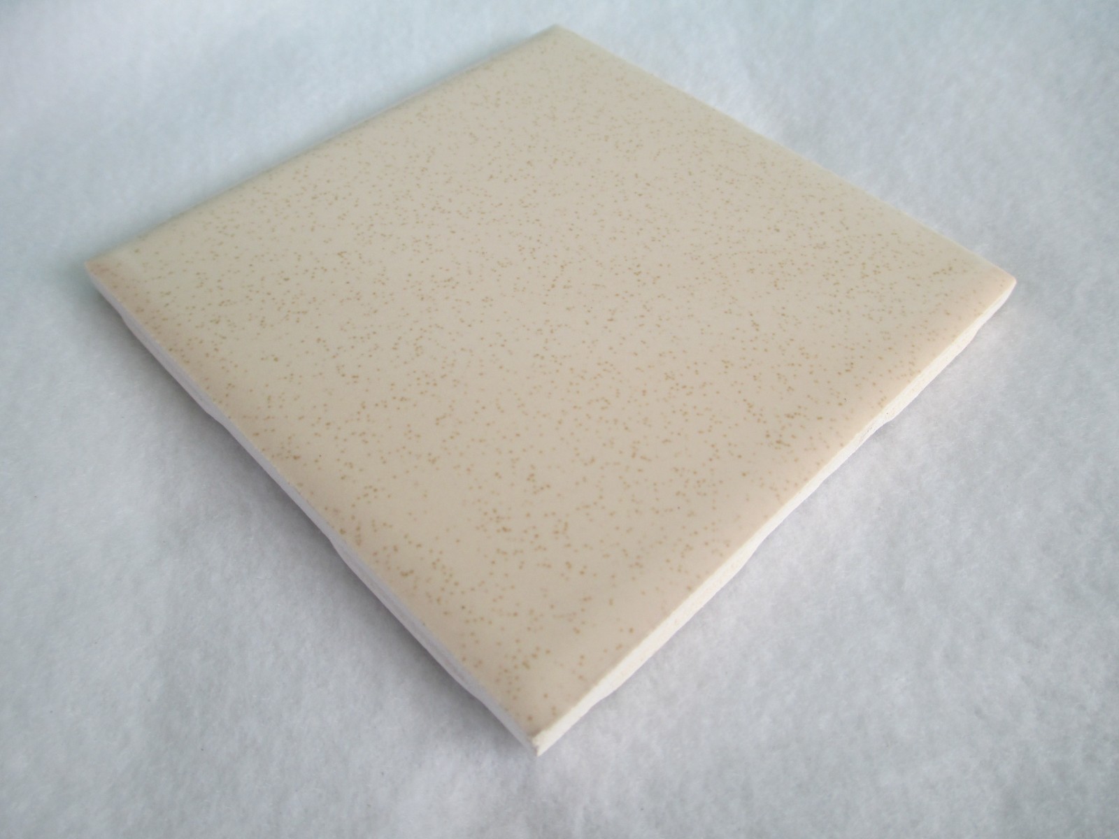 VINTAGE MID CENTURY TAN & BROWN SPECK CERAMIC WALL TILE SQUARE 4 1/4″ X 4 1/4″