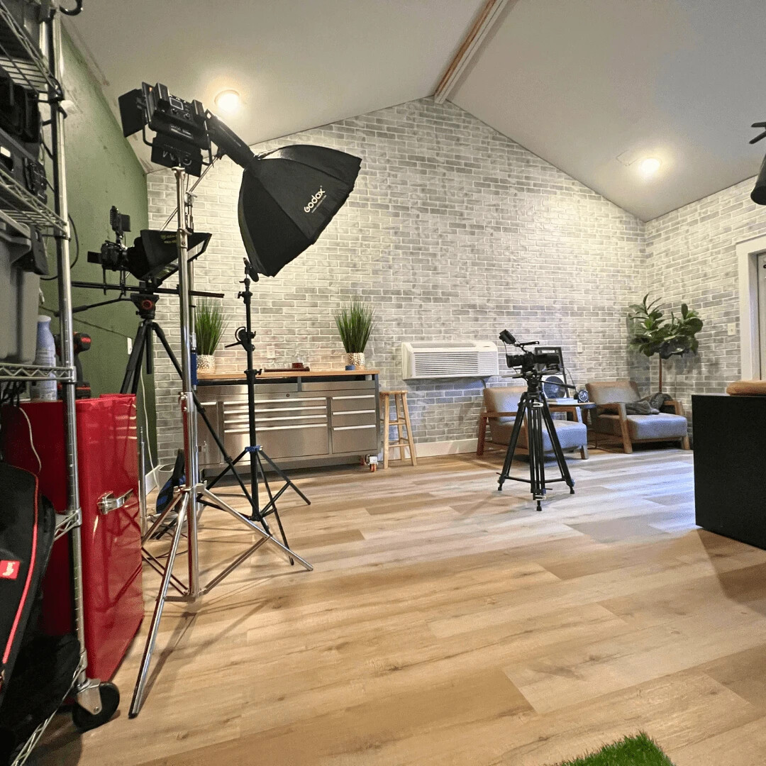 VINYL PLANK FLOORING CLICK . 5MM X 20MIL. LIFETIME WARR -FRENCH OAK-24SQFT BOX