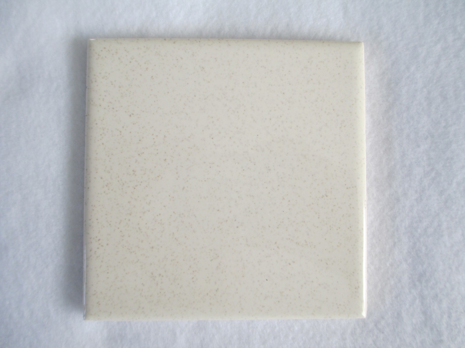VINTAGE MID CENTURY CREAM & GREY SPECK CERAMIC WALL TILE SQUARE 4 1/4″ X 4 1/4″