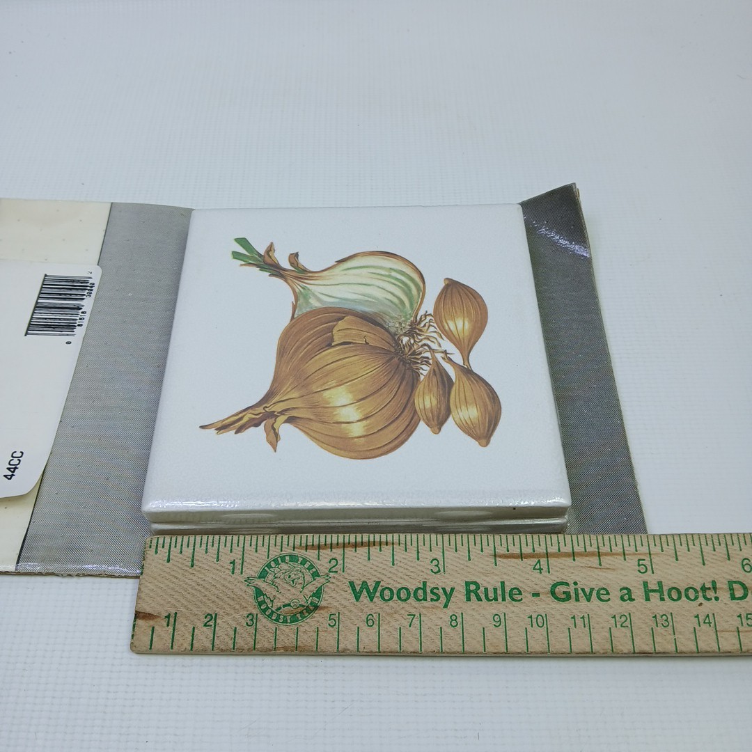 “ONION” 2 Ceramic Tiles 4″ Vintage 4×4 DECO Daltile trimtile 5051 NEW