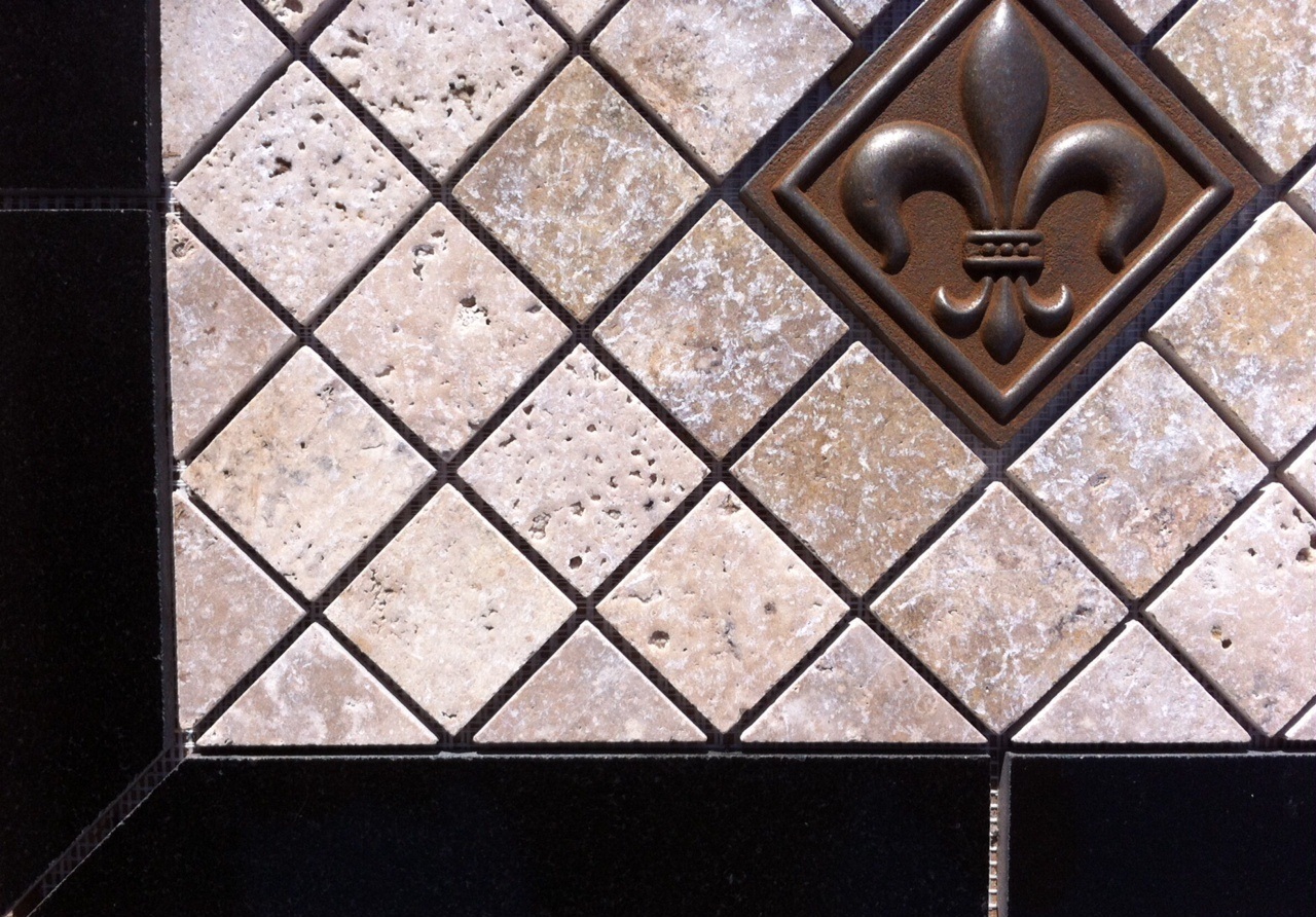 21 9/16″ X 15 11/16″ Stone & Absolut Black Granite Medallion & Fleur de Lis
