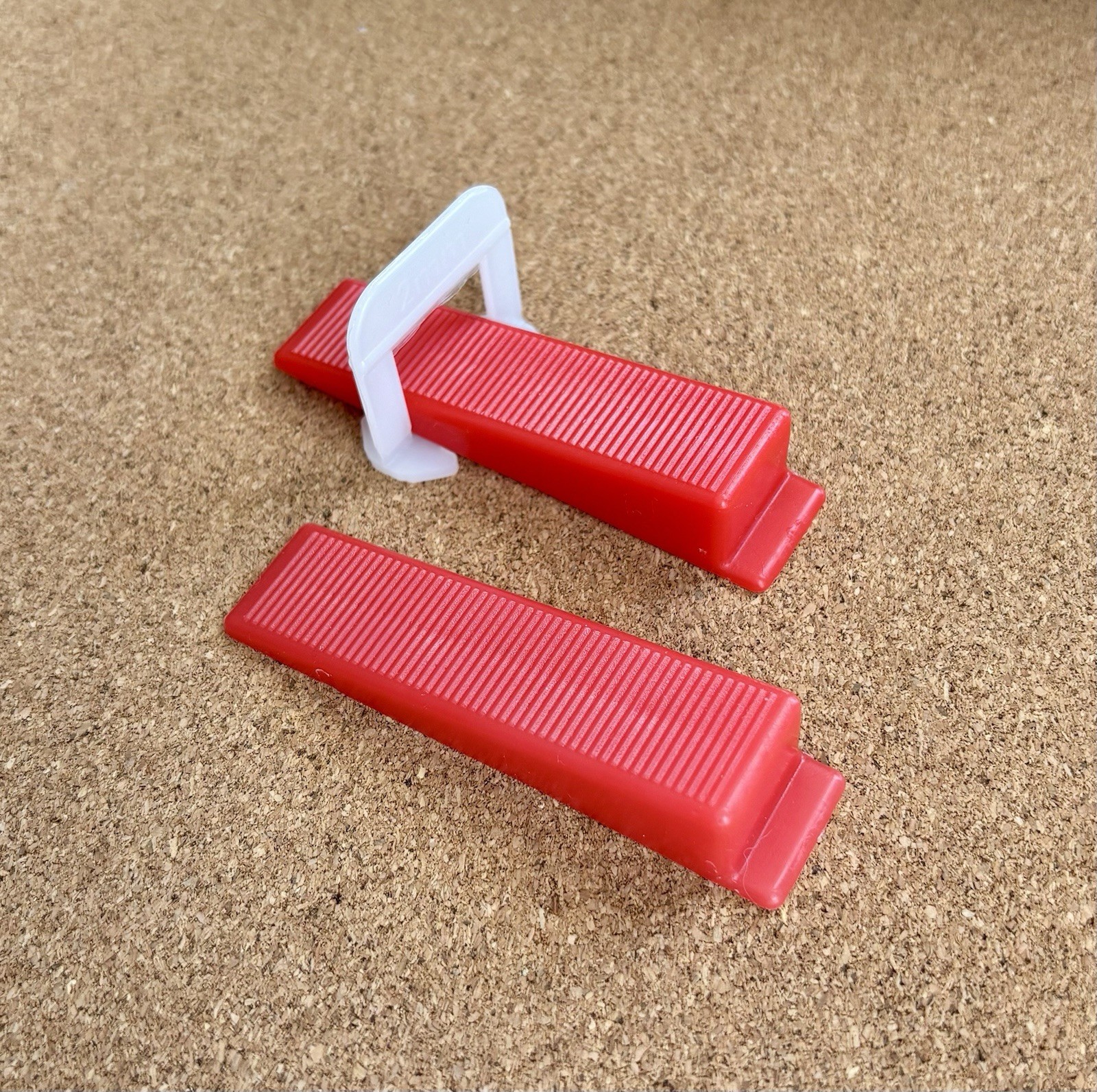 500 Piece Reusable Wedges for 1/8″,1/16″ and 1/32″ Spacers,tile leveling system