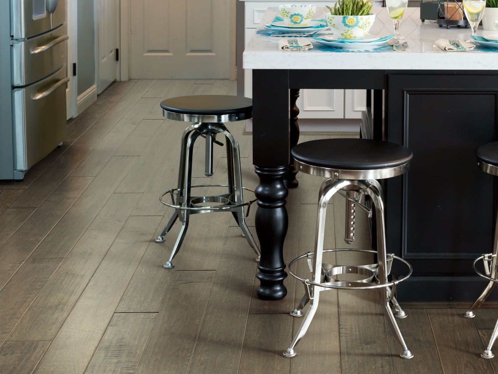 Shaw SW548 Yukon Maple 6-3/8″W Heavy Scraped Engineered Hardwood – Gold