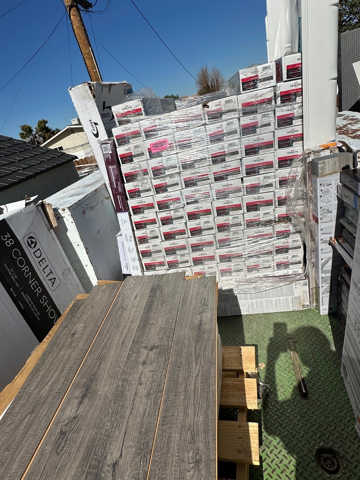 70 cs pallet Landfall Scraped Oak Mohawk Laminate Flooring, 18.14 Sf cs