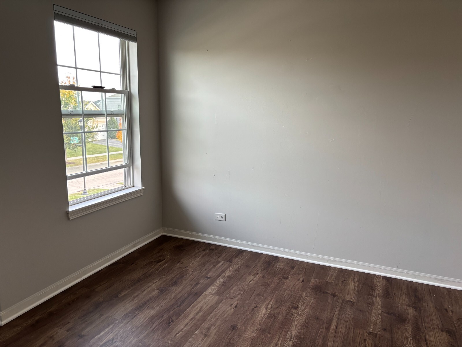 VINYL PLANK FLOORING CLICK . 5MM X 20MIL . LIFETIME WARRANTY-PECAN. 24 SQFT/BOX