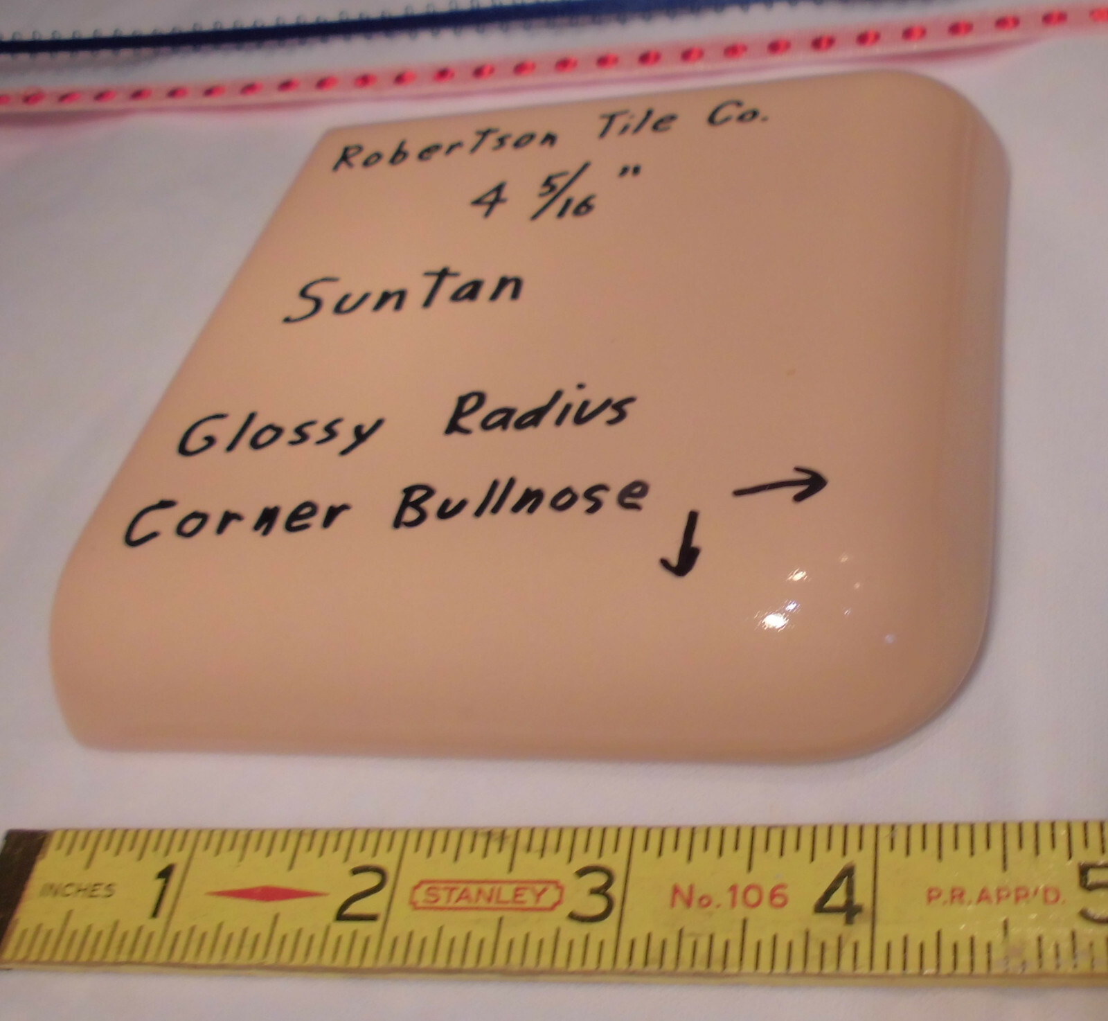1 pc. Corner Bullnose; Suntan Glossy Ceramic Tile by Robertson 4-5/16″ Mudd Cap