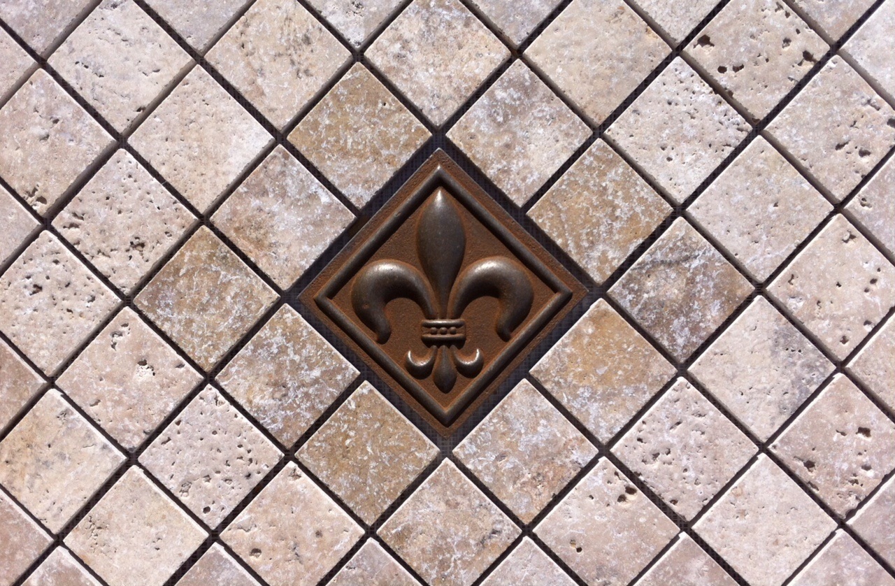 21 9/16″ X 15 11/16″ Stone & Absolut Black Granite Medallion & Fleur de Lis