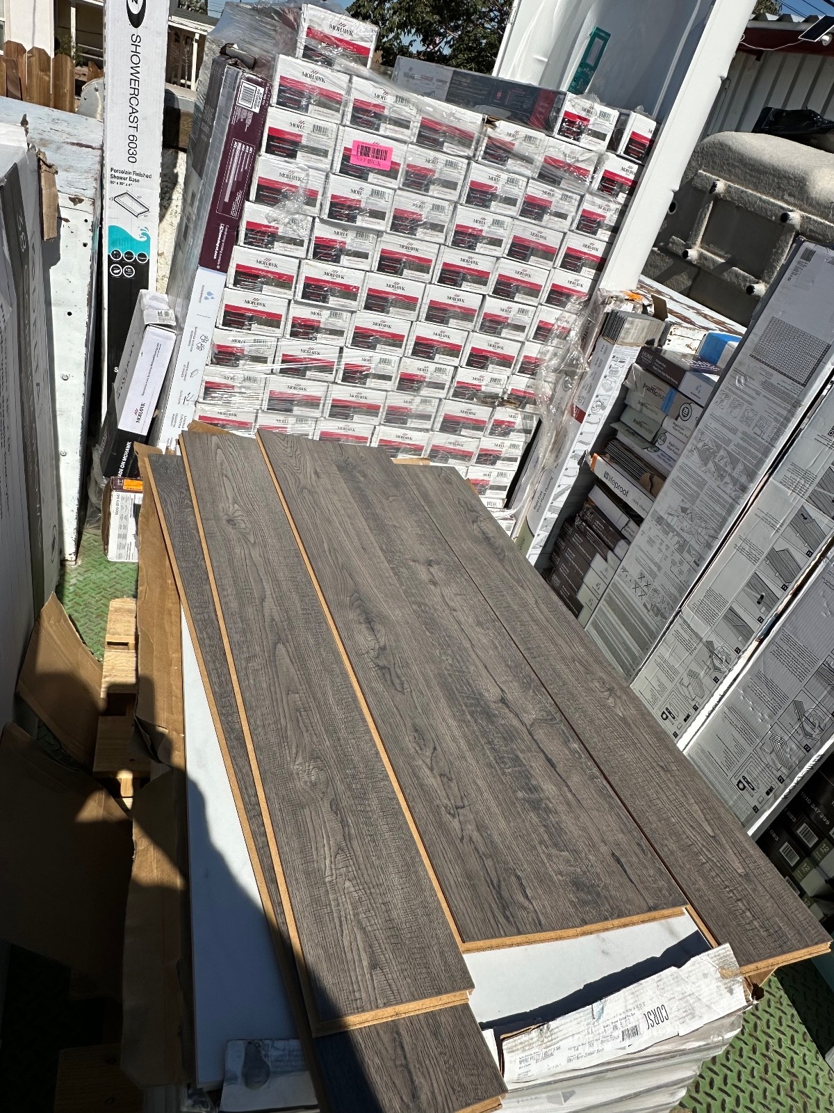 70 cs pallet Landfall Scraped Oak Mohawk Laminate Flooring, 18.14 Sf cs