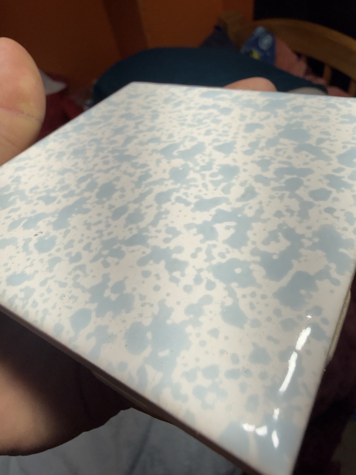 1 Wall Tile cGSc USA FT 4-3/8″ Ceramic Mottled Sky Blue on Off White Vtg