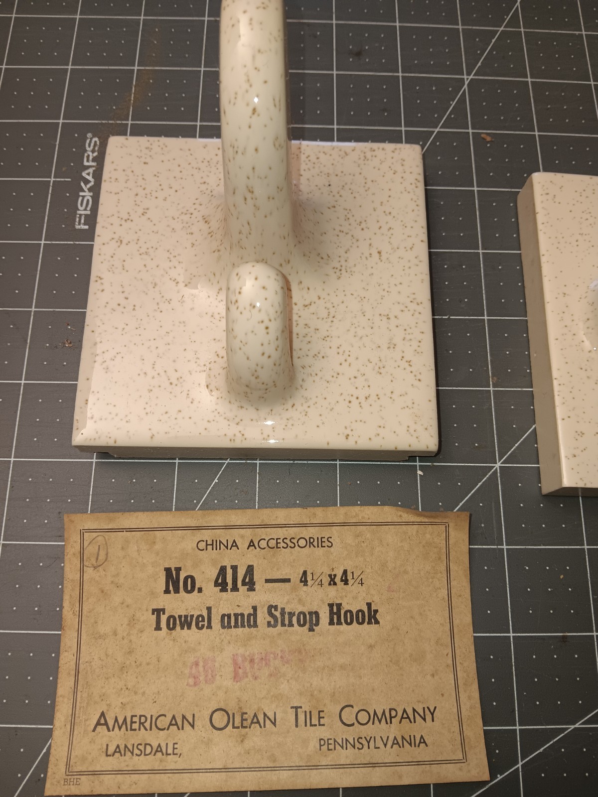 AMERICAN OLEAN 1960’s Tile In Grab Toothbrush Hook Buckwheat 46 / ASK ABOUT MORE