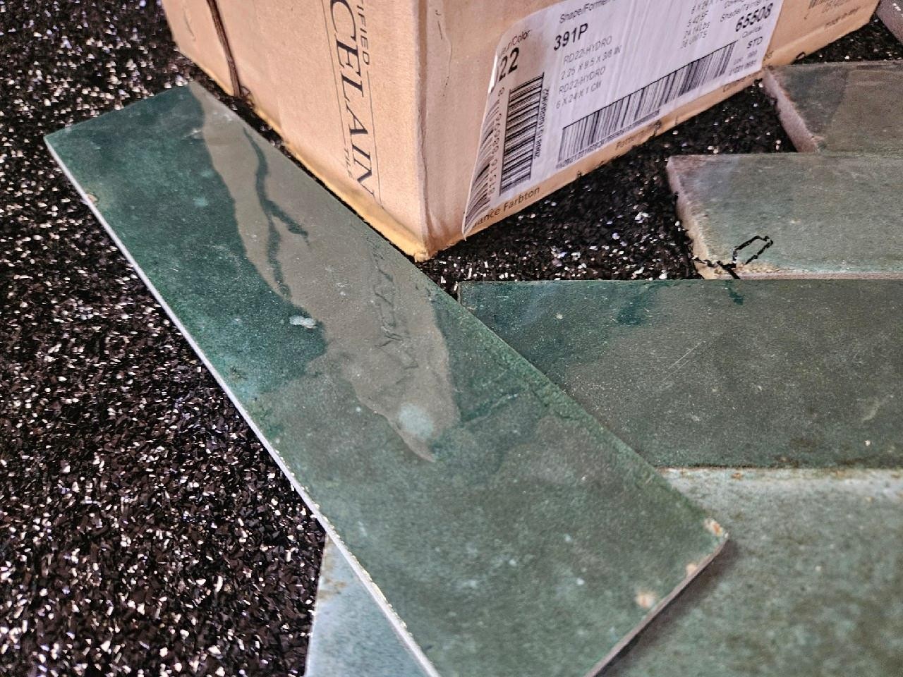 CASE OF 36 CERTIFIED PORCELAIN 2.25X 9.5X3/8″ TILE ITALIAN 391P RD22 HYDRO GREEN