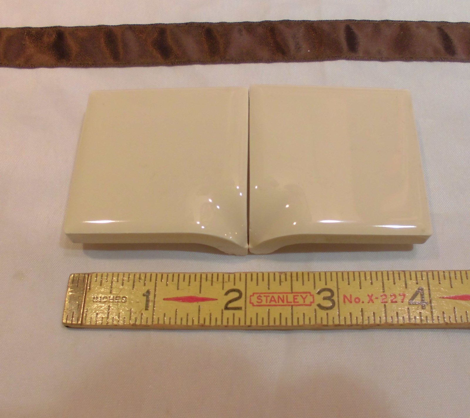 2 pcs. Glossy *Tan* Daltile #137 Canvas… Ceramic bullnose inside corner tile