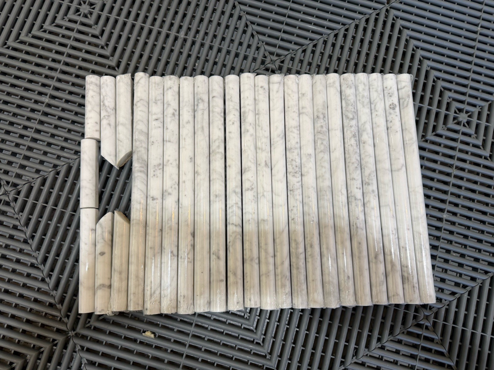MSI Carrara White Marble Pencil Molding 3/4” x 12” (19 New + 7 Partial Pieces)