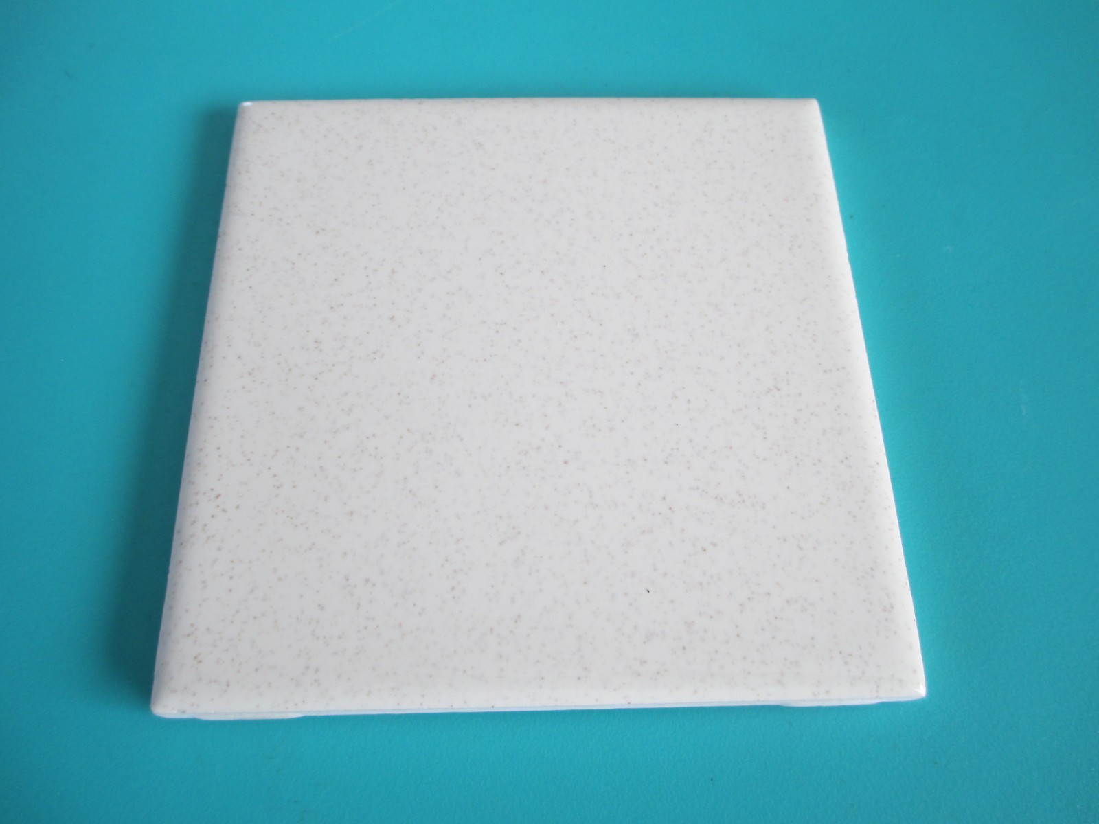 VINTAGE MID CENTURY CREAM & GREY SPECK CERAMIC WALL TILE SQUARE 4 1/4″ X 4 1/4″