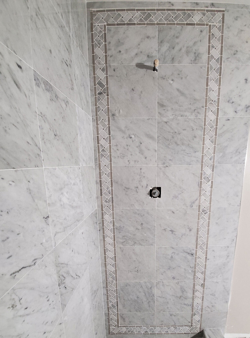 C653BXH Carrara White Marble Basketweave Mosaic Border Gray Dots Honed 4×12