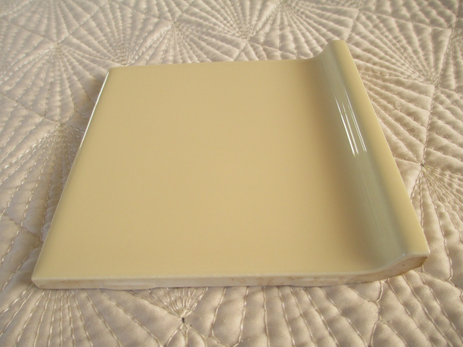 VINTAGE LIGHT YELLOW GLOSS CERAMIC WALL TILE COVE BASE 4-1/4″ X 4-1/4″