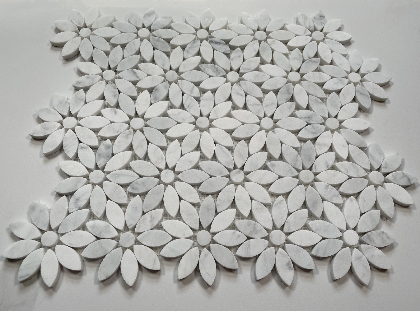 C9D0XH Carrara Venato Carrera Marble Daisy Flower Pattern Mosaic Tile Honed