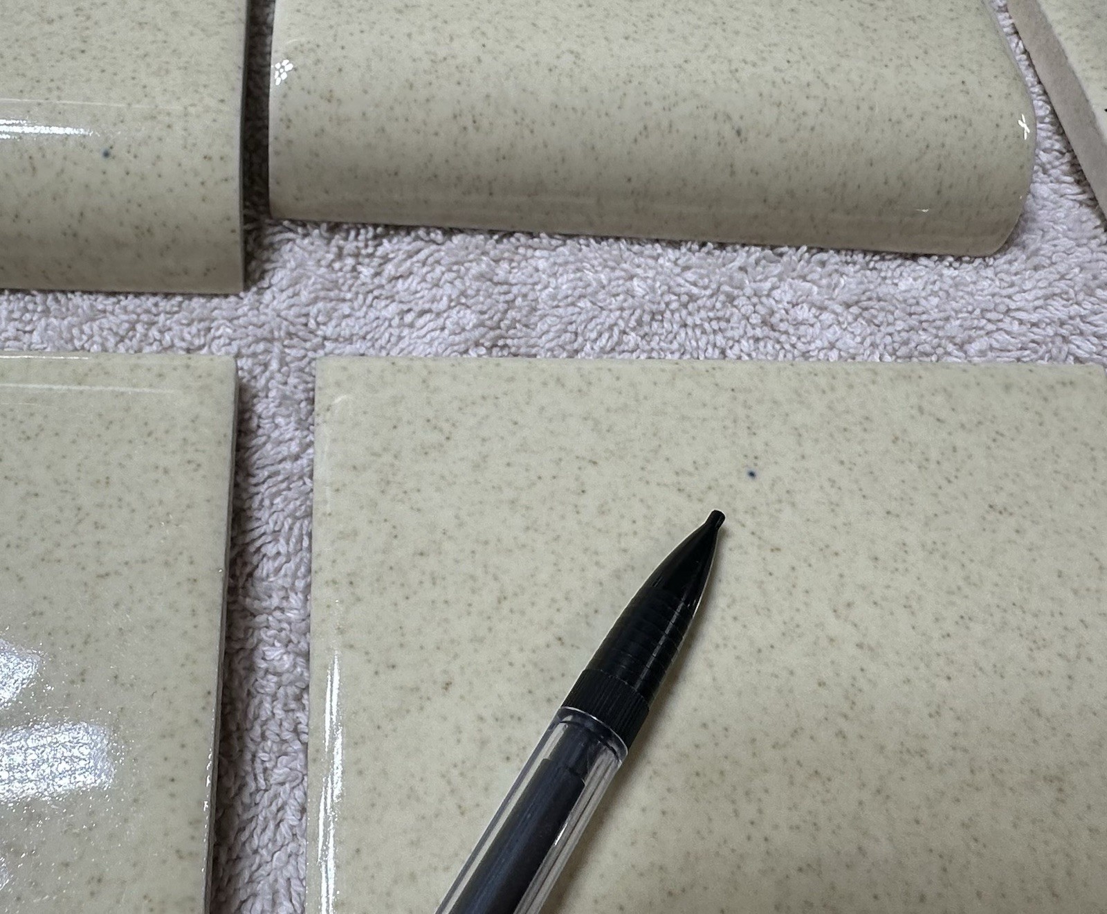 1 pc. Oatmeal: Glossy Ceramic Radius Bullnose tile 4-3/8″ Speckled Beige Defects