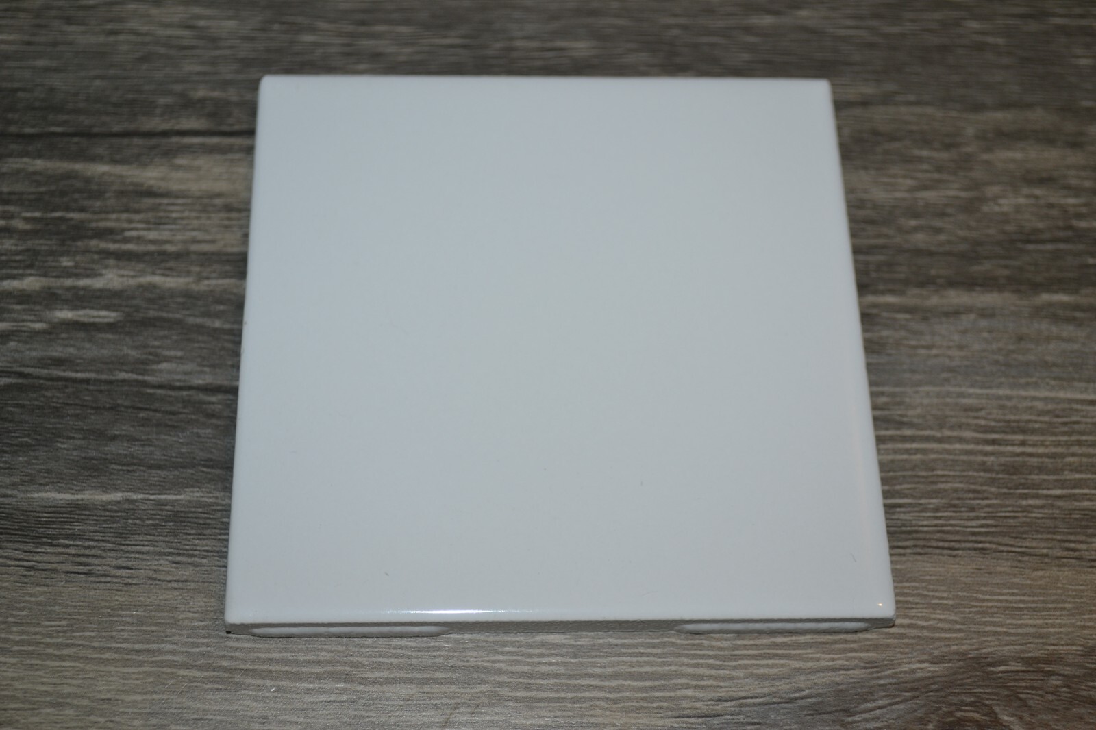 VINTAGE 1990s US CERAMIC TILE CO. GLOSSY SNOW WHITE 4 1/4″ SQUARE TILE