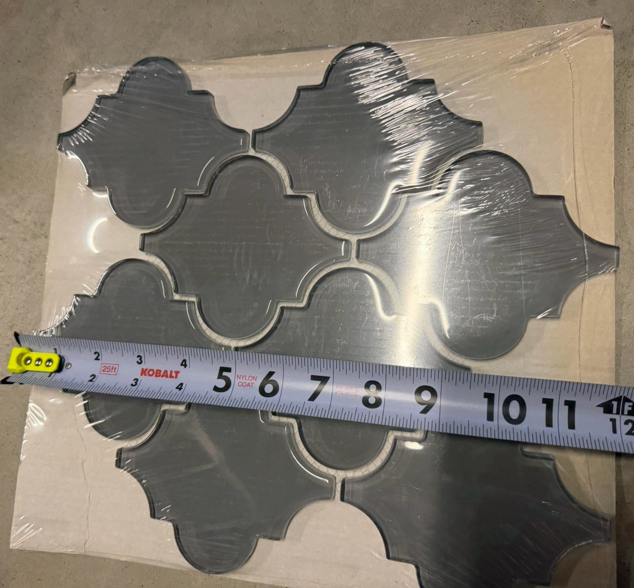 True Gray Arabesque Glossy Glass Mosaic 11″x12″ Offset. GIORBELLO G9132