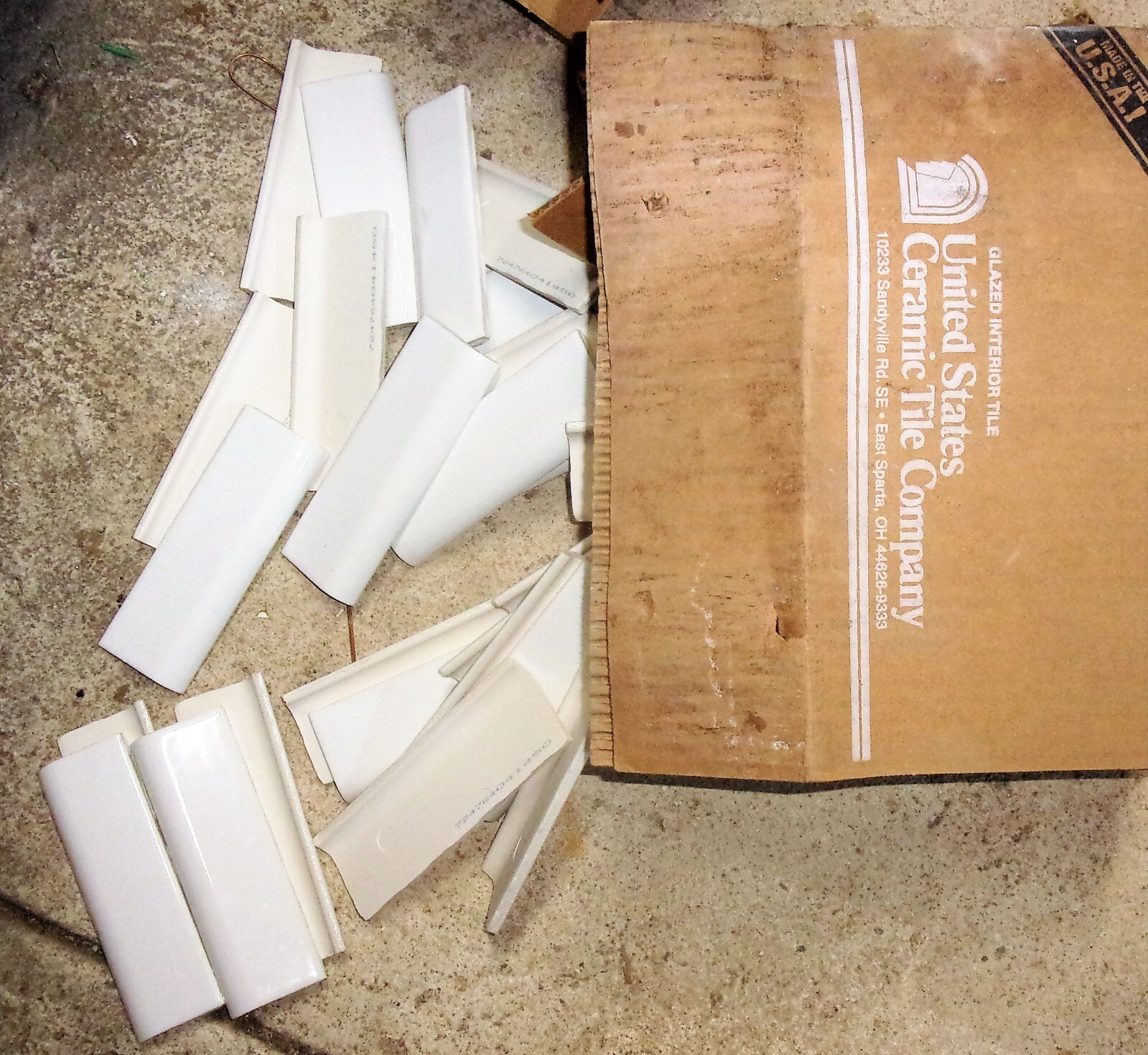 Lot of 4 NOS US Ceramic Tiles Co U072 A4200 Snow White 2″ x 6″ Radius Cap Bright