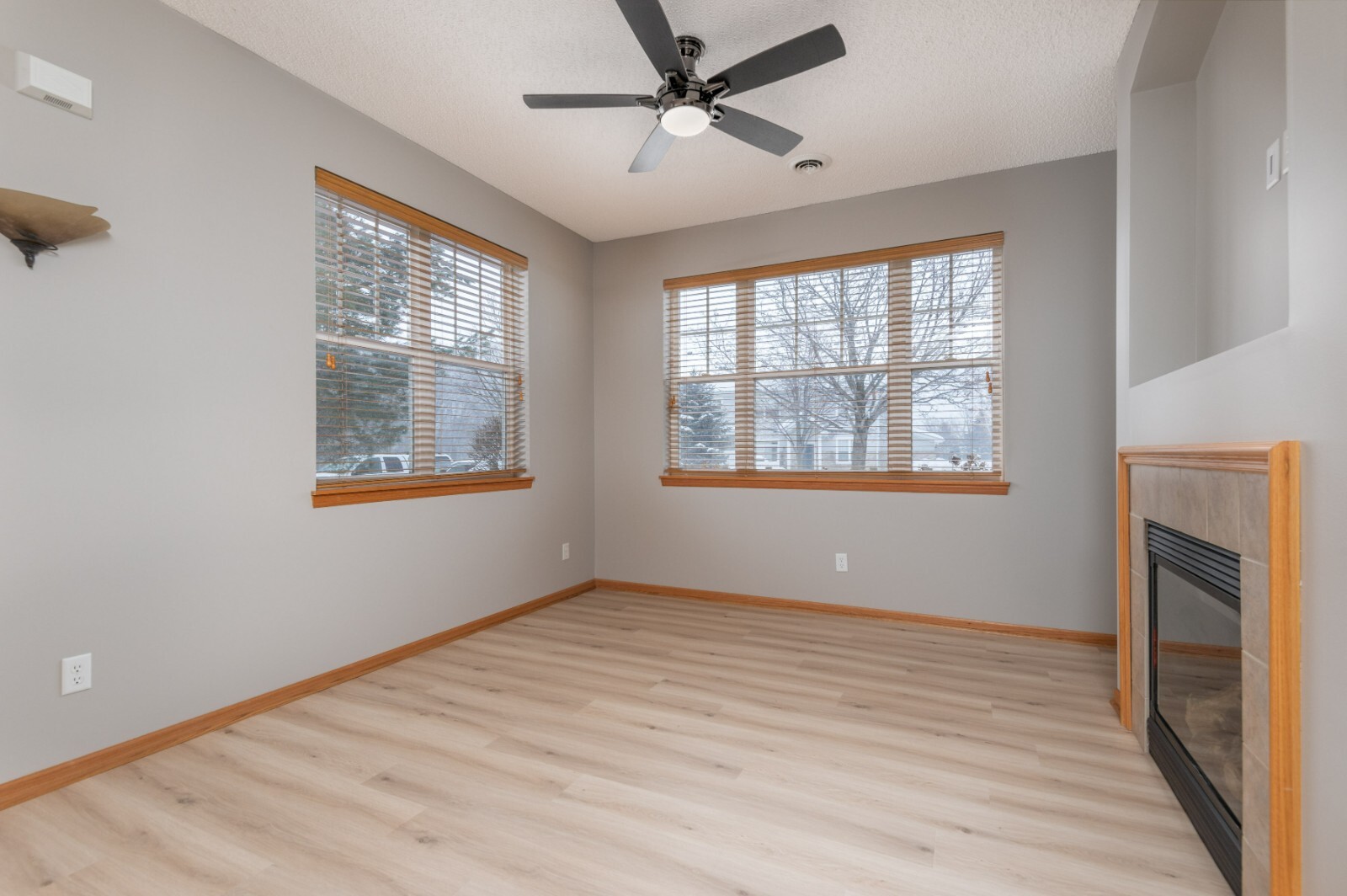 8 mm Lille Luxury Vinyl WPC Plank With IXPE Rubber Pad Sample