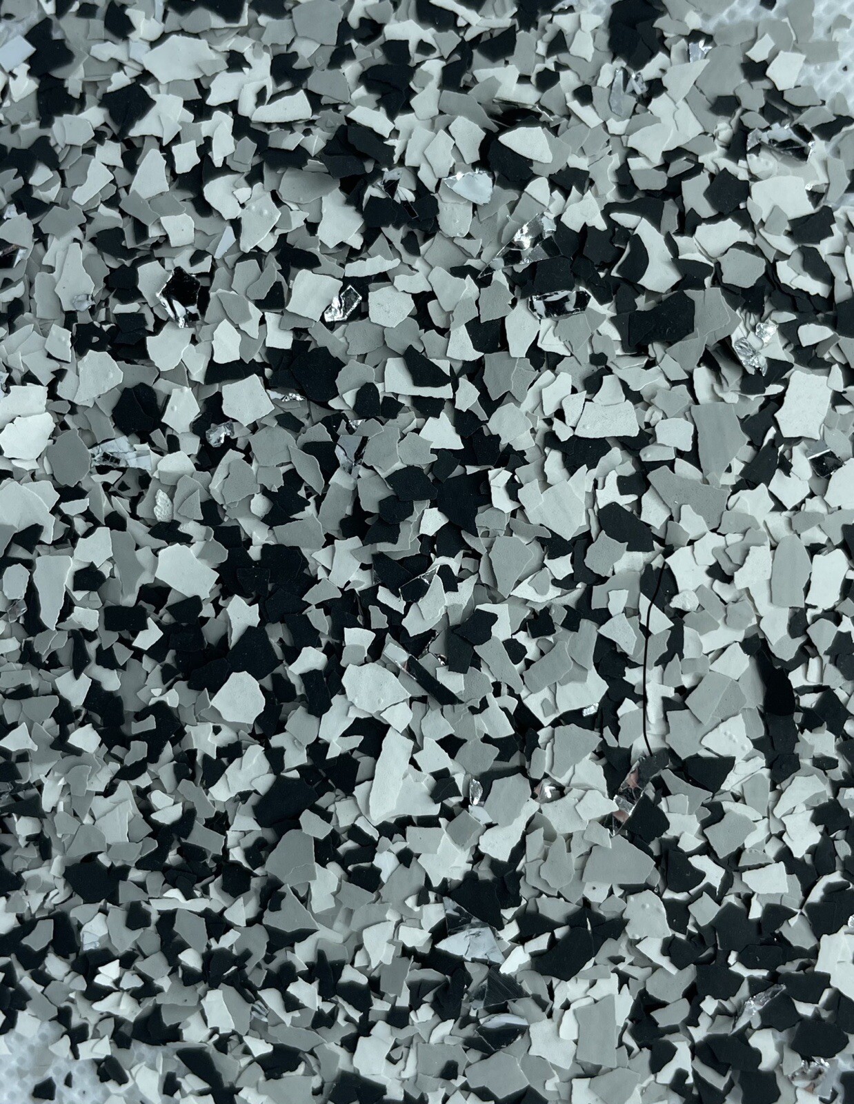 CHIPS FLAKES FOR EPOXY FLOORS DOMINO TUXEDO MIX 1/4” 25 Lb Box