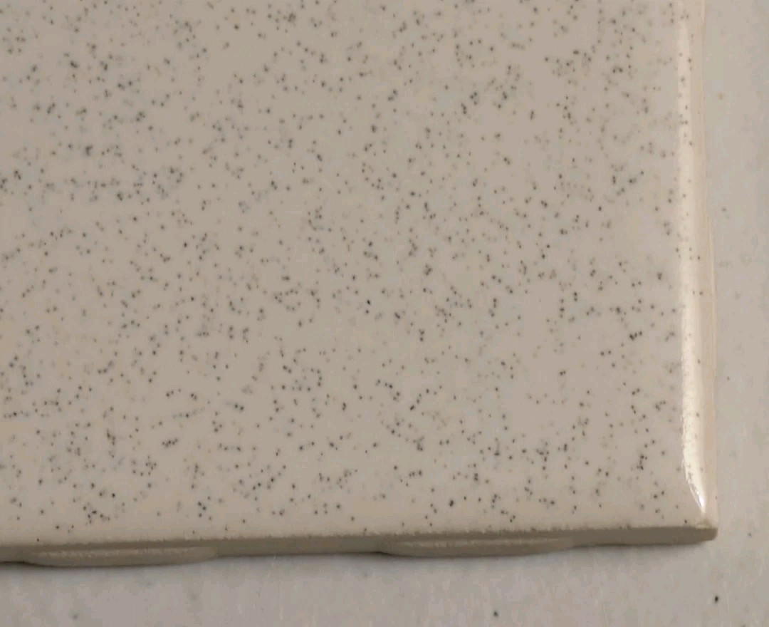 1 piece Pepper White 4-3/8″ Glossy Black Speckled on White Ceramic New Wheeling