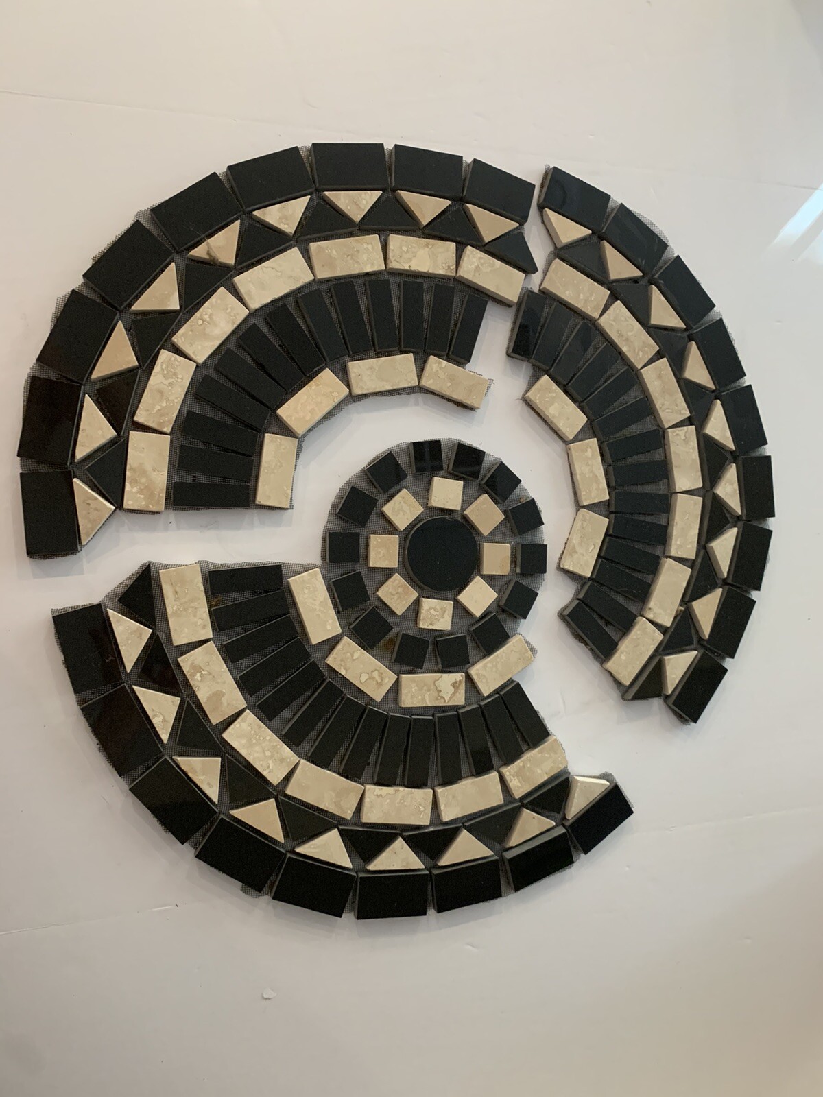 Mosaic Tile Inlay Circular Travertine Marble & Black