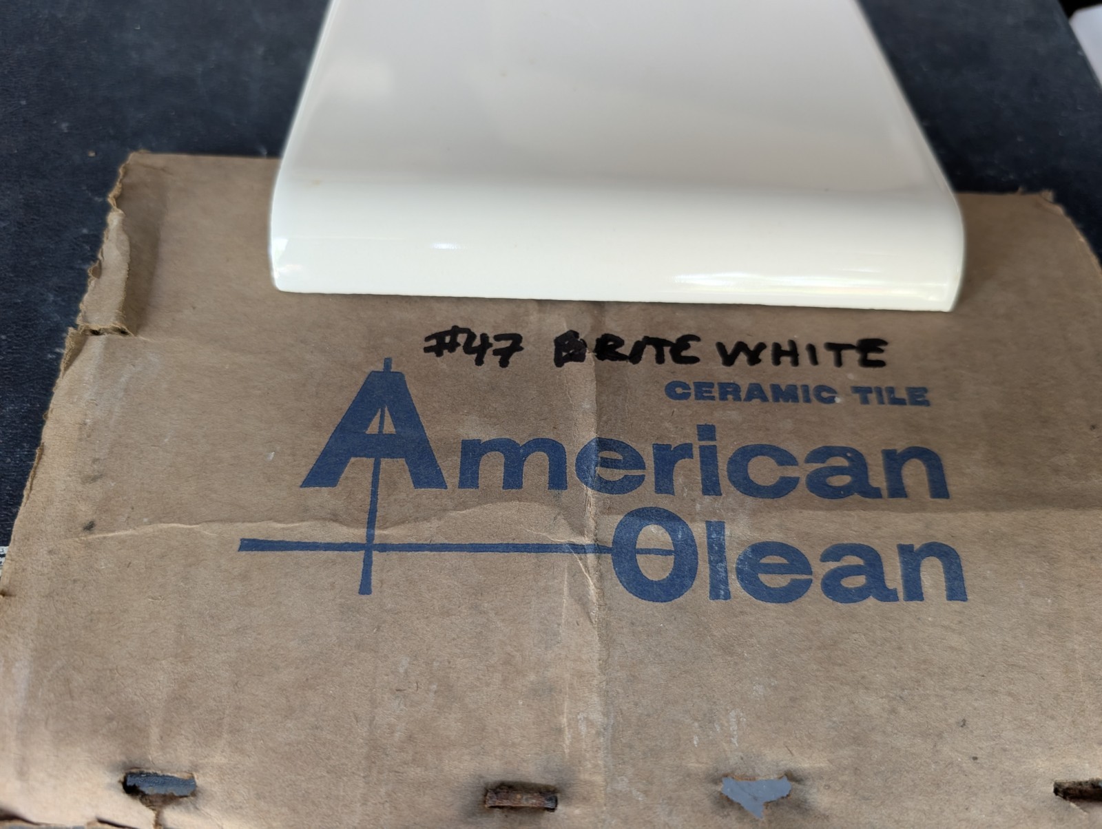 1 pc Vintage American Olean Gloss Brite White #47 Tile Mud Bullnose 6″x6″ A3602