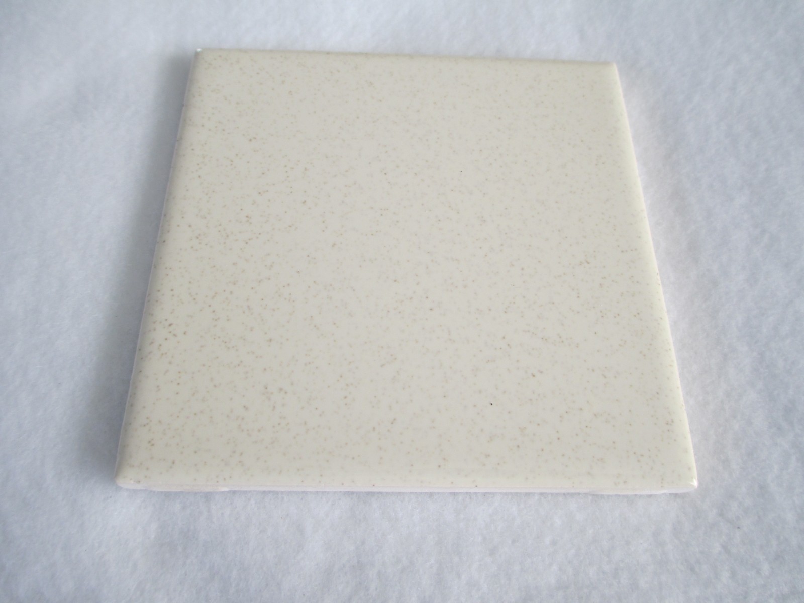 VINTAGE MID CENTURY CREAM & GREY SPECK CERAMIC WALL TILE SQUARE 4 1/4″ X 4 1/4″