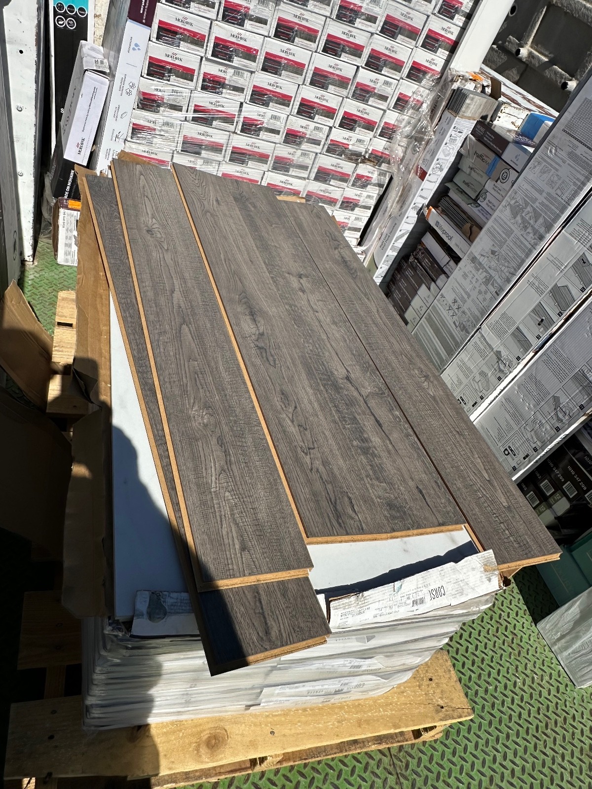 70 cs pallet Landfall Scraped Oak Mohawk Laminate Flooring, 18.14 Sf cs
